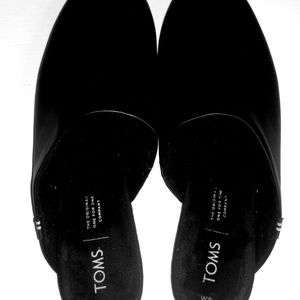 Tom's black mule shoe